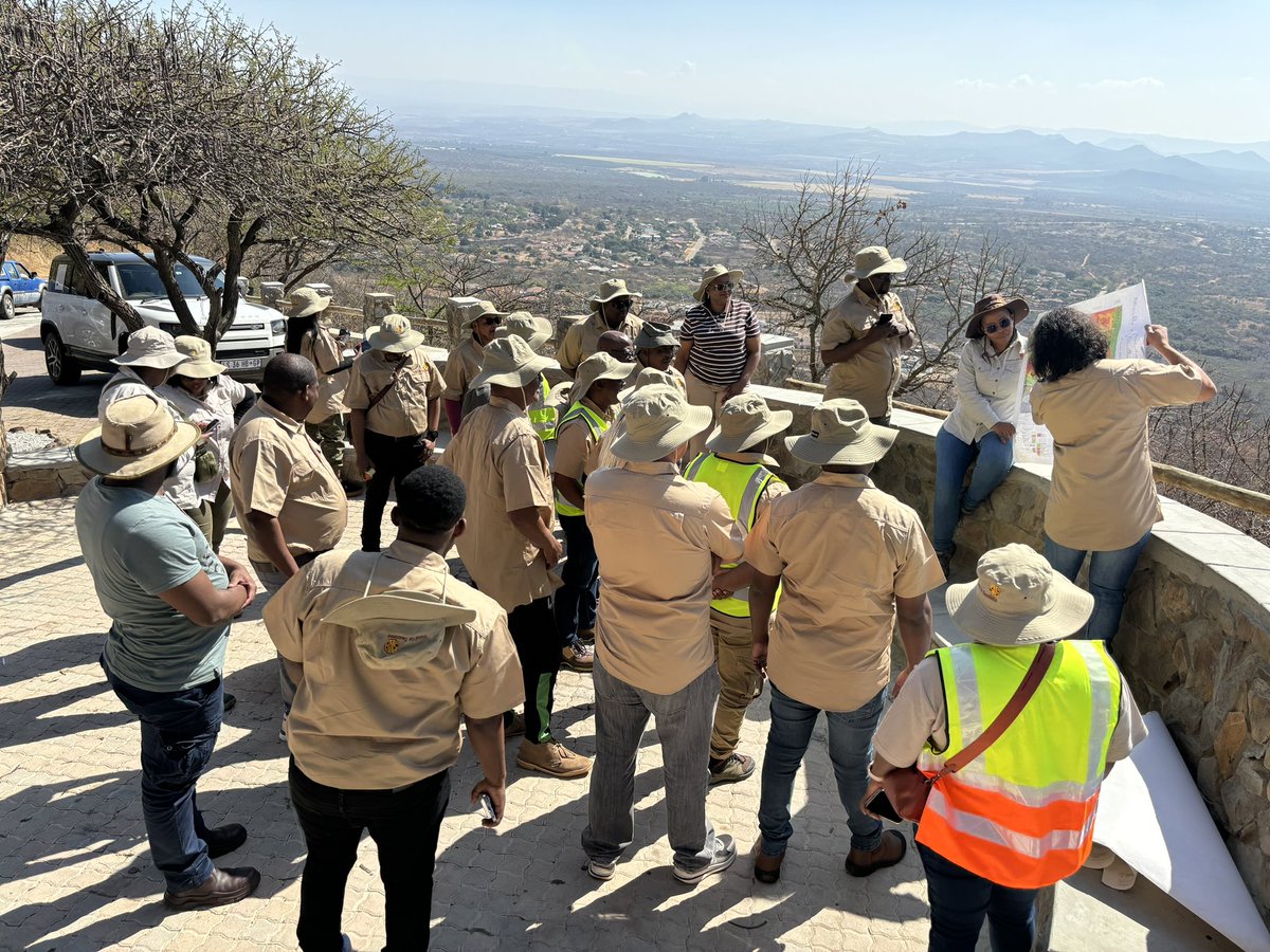 CGS_RSA's tweet image. The @CGS_RSA is undertaking a field excursion for its board members in Mpumalanga Province. The excursion aims to expose the board to the country’s renowned geological superlatives around the Makhonjwa Mountains. #Geology #Geoscience #FieldExcursion