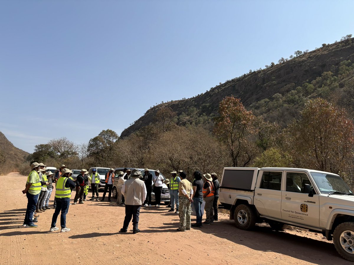 CGS_RSA's tweet image. The @CGS_RSA is undertaking a field excursion for its board members in Mpumalanga Province. The excursion aims to expose the board to the country’s renowned geological superlatives around the Makhonjwa Mountains. #Geology #Geoscience #FieldExcursion