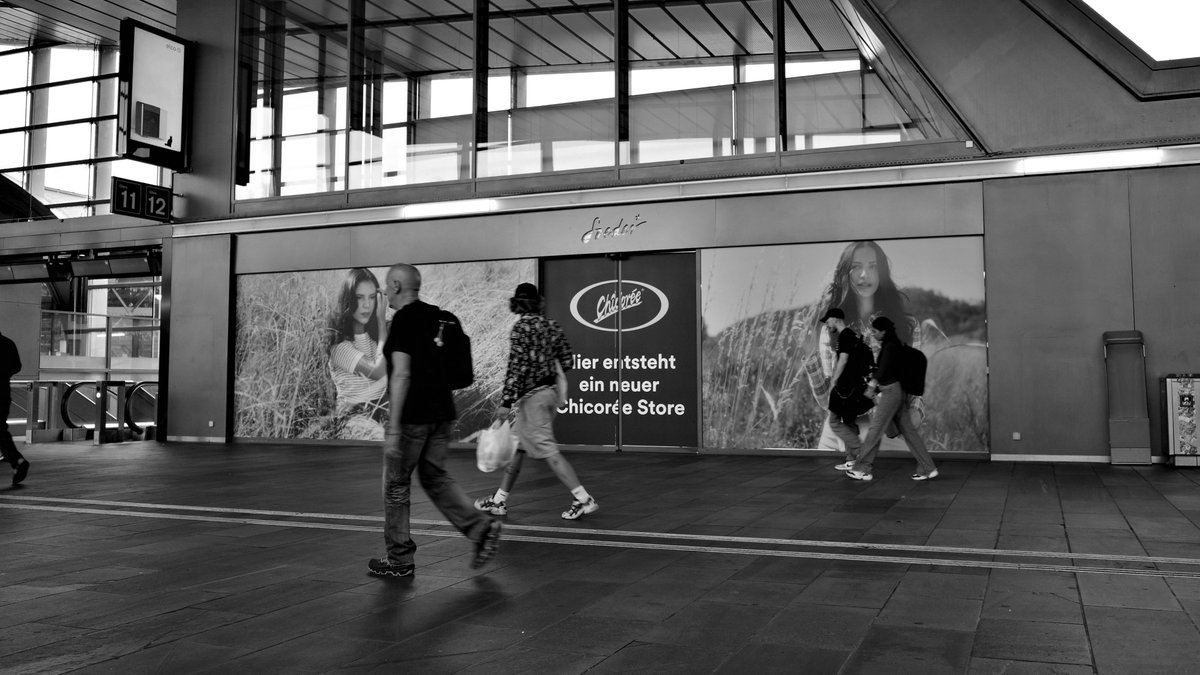 ChKnife's tweet photo. Swiss Street Photography https://t.co/WSK2lbTwVN #street #streetphotography #streetphotographer #streetphoto #blackandwhitephotography #blackandwhite #ricoh #ricohgr3 #bnw #bnwphotography #monochrome #gr3 #griii #ricohgriii #basel #bahnhof #olten #ipfo https://t.co/KJ0h4Piqf8