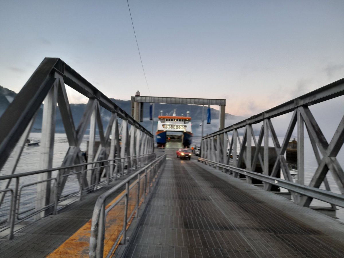 BEARCHINOOCK's tweet photo. Amanecer en Puerto Cisnes XI región- Chile https://t.co/V5RFDGaXue
