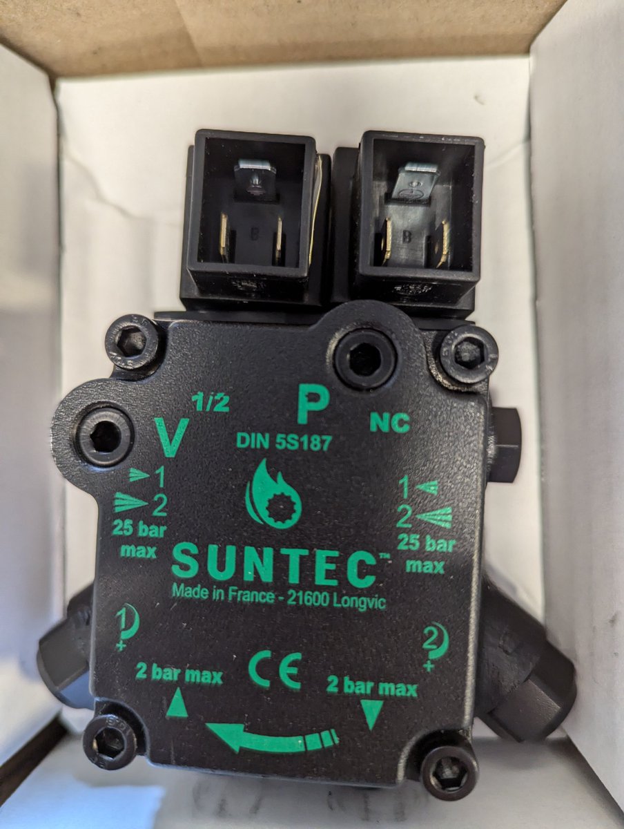 arnenielsen_dk's tweet photo. 🌱 Bemærk den grønne farve på denne #Suntec oliepumpe. Det er ikke for sjov. Med vores #HVO Ready produkter kan vi reducere op til 95% af CO2-udledningen på vores oliefyr! Kontakt os for at høre mere om vores HVO sortiment og følg med på det nye https://t.co/31ER2wSNBZ projekt. https://t.co/ZuPr3zOJTQ