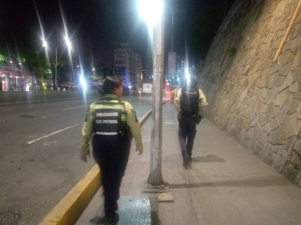 PolisucreOficia's tweet photo. #8Agosto | Desde muy temprano nuestro personal policial se encuentra desplegado en el casco central de #petare garantizando la seguridad de transeúntes  y trabajadores que se desplazan a diferentes puntos.
@MijpVzla
@VipresegOficial 
#ServiryProtegerPMS https://t.co/G7icXeMTIJ