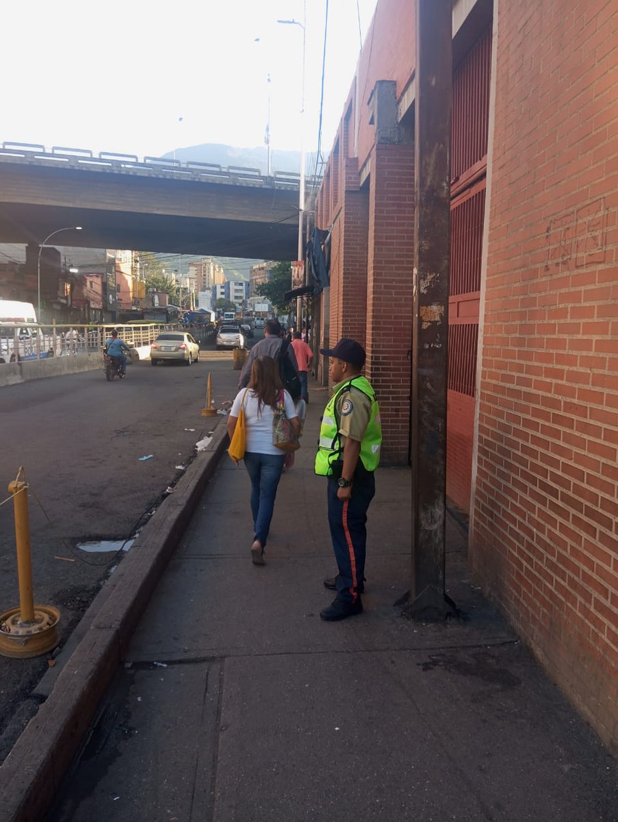PolisucreOficia's tweet photo. #8Agosto | Desde muy temprano nuestro personal policial se encuentra desplegado en el casco central de #petare garantizando la seguridad de transeúntes  y trabajadores que se desplazan a diferentes puntos.
@MijpVzla
@VipresegOficial 
#ServiryProtegerPMS https://t.co/G7icXeMTIJ
