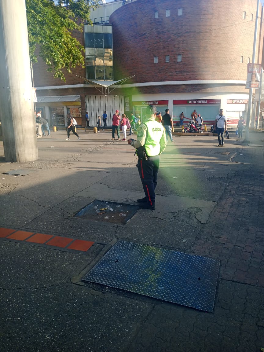 #8Agosto | Desde muy temprano nuestro personal policial se encuentra desplegado en el casco central de #petare garantizando la seguridad de transeúntes  y trabajadores que se desplazan a diferentes puntos.
<a href="/MijpVzla/">MPPRIJP</a>
<a href="/VipresegOficial/">Viceministerio de Prevención y Seguridad Ciudadana</a> 
#ServiryProtegerPMS