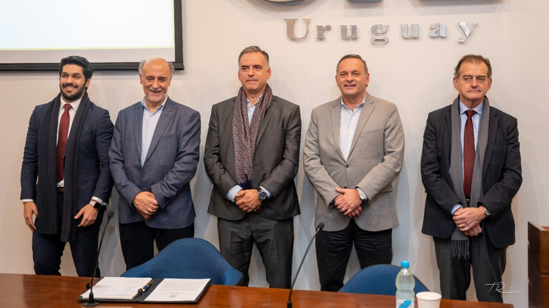 UniversidadORT's tweet photo. 📢 Los candidatos a la Presidencia firmaron una declaración contra el antisemitismo y la discriminación 

El evento, realizado en la Universidad ORT Uruguay, destacó el compromiso de líderes nacionales por una sociedad más justa y respetuosa.

🔗 https://t.co/67j4LP4z2n https://t.co/SvscdF5uqn