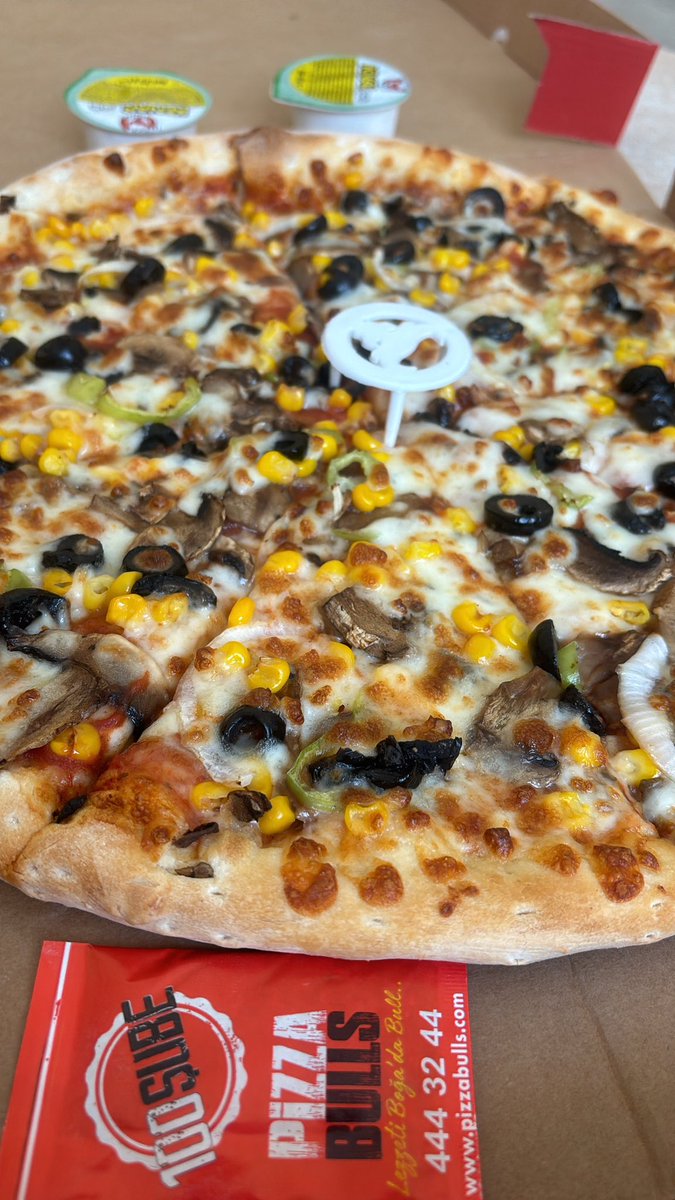 Büyüksün <a href="/PizzaBulls_TT/">Pizza Bulls</a> 👍🏻🤗
Hediye pizzamız geldi teşekkürler 😇🥳
#reklam değil harika bir jest 🤩🥳