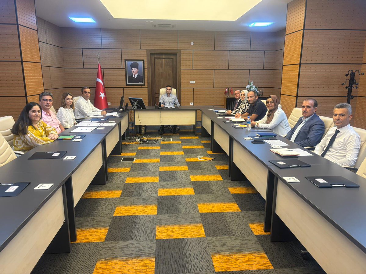 Kaymakamımız Sayın Dr.Mustafa ALTINPINAR başkanlığında"Gölge Öğretmenlik ve Özel Eğitim Değerlendirme Toplantısı " gerçekleştirildi.