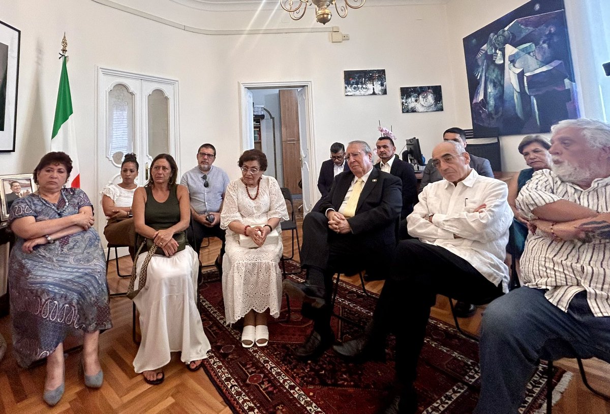EmbaVEItalia (@embavenitalia) on Twitter photo Junto al cuerpo diplomático y observadores italianos que participaron en las elecciones en #Venezuela, se realizó en #Roma un conversatorio sobre nuestro proceso electoral y la reelección del presidente <a href="/NicolasMaduro/">Nicolás Maduro</a>. <a href="/EmbaVESantaSede/">@EmbaVESantaSede</a> <a href="/venezuelafao_rp/">Representación Permanente de Venezuela ante la FAO</a> <a href="/CancilleriaVE/">Cancillería Venezuela 🇻🇪</a> <a href="/yvangil/">Yvan Gil</a> Junto al cuerpo diplomático y observadores italianos que participaron en las elecciones en #Venezuela, se realizó en #Roma un conversatorio sobre nuestro proceso electoral y la reelección del presidente <a href="/NicolasMaduro/">Nicolás Maduro</a>. <a href="/EmbaVESantaSede/">@EmbaVESantaSede</a> <a href="/venezuelafao_rp/">Representación Permanente de Venezuela ante la FAO</a> <a href="/CancilleriaVE/">Cancillería Venezuela 🇻🇪</a> <a href="/yvangil/">Yvan Gil</a>