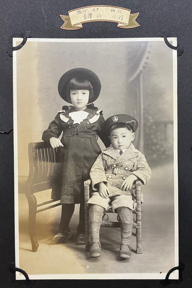 mondo_modern's tweet photo. 古書市に行くと家族の古いアルバムがよく売りに出ている。
どういう事情で手放したのかわからないし、他人の家庭に興味もないのでほとんど見ないが、先日偶然手に取ったものに強く惹かれた。
分厚いアルバムに、ひとりの女性の誕生から大人になるまでが写真で辿られていた。おそらく裕福な家庭の...（1 https://t.co/orjc80EtTX