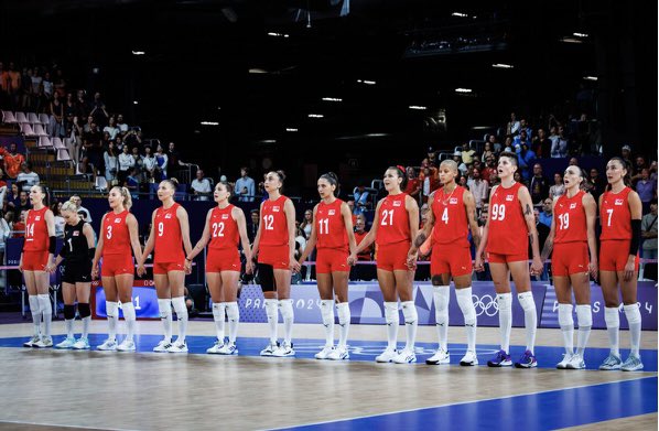 muratcimik1's tweet photo. #ParisOlympics2024 Fransa 2024 -Yaz Olimpiyatlarında #Türk Kadın Voleybol Takımının yarı finaldeki rakibi İTALYA oldu .
#italya  oyuncusu Monica de Gennaro ,şu an  Türk milli takımımızın baş antrenörü İtalyan Daniele Santarelli’nin eşi .Yani eşler rakip 🤔GARİP BİR DURUM !.. https://t.co/oDNdJfCTaX