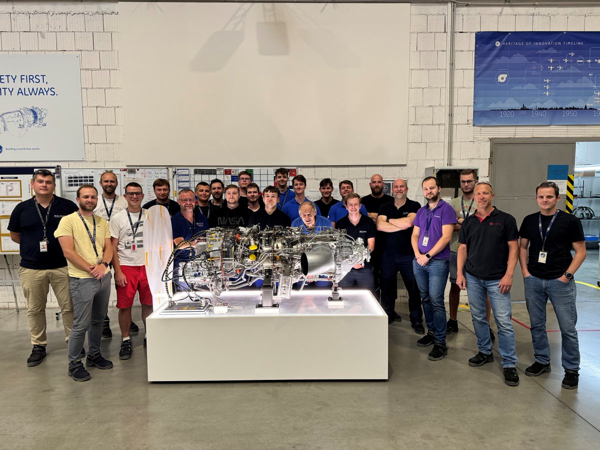 AvioAero's tweet photo. From Europe towards the airshows’ spotlight ⭐️📷Thanks to our amazing teams in #Prague and #Torino, a real scale mockup of the #Catalyst engine was cherished by thousands of visitors in Oshkosh… and proudly represented by our experts and engineers here #advancedturboprop https://t.co/QkIG1q2qn7