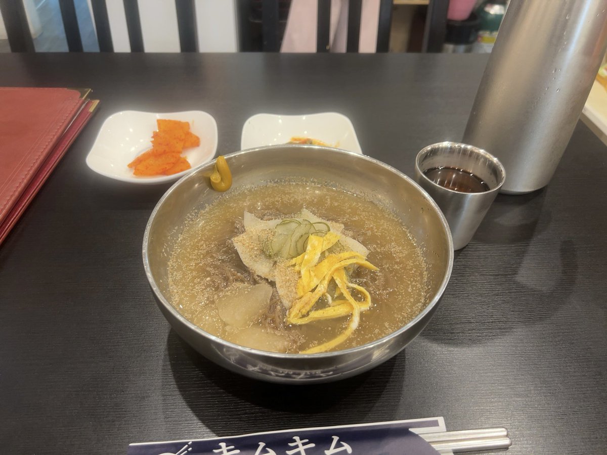 KINGDAAM_'s tweet photo. レンゲ的なものは着いてこなかったけど
スープは飲むものなのか？？
辛子はどのタイミングで使うものなのか？
悩んでるうちに水冷麺完食。 https://t.co/b7XM4Oo94A