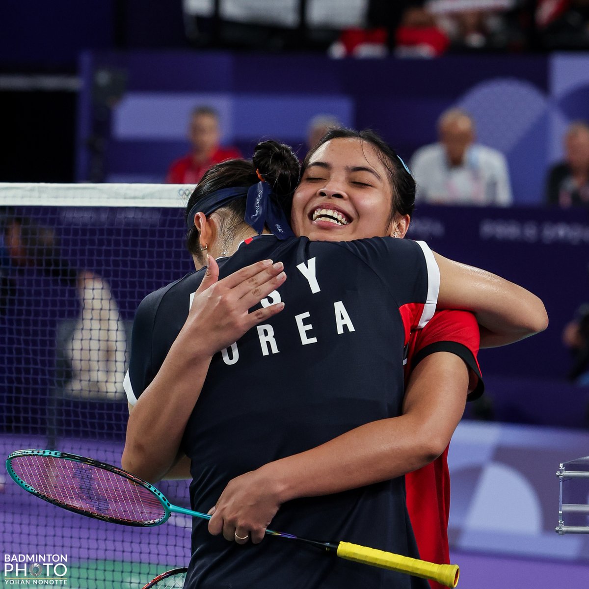 OmaGillClark's tweet photo. The #OlympicGames showcase sport for what it is, a joyous, wonderful and glorious thing.

But sport is also a double-edged sword.

For every victory there must also be defeat. Where there’s delight for one, there’s also disappointment for another. The ecstasy and agony, the delight and despair, the joy and sorrow are all part of the rich tapestry of sport.

And the obvious desire by the athletes to do well and perform to their best, accentuates that joy or sorrow of the success or perceived failure in Olympic competition. And those contrasting emotions at opposite ends of the spectrum, make Olympic sport utterly compulsive viewing for us spectators.

Records were achieved at the badminton with @ViktorAxelsen and Lee Yang and Wang Chi Lin retaining their titles. 
Dreams were both realised and shattered. 
We saw the unbearable cruelty of sport with a catastrophic injury to @CarolinaMarin when so close to a second Olympic final, after battling back from 2 previous knee surgeries, and the kindness and respect shown by her opponent He Bing Jiao in her reaction to the injury, and the gesture of holding the Spanish Olympic pin on the podium.

Despite the cauldron of pressure and the intense desire to achieve, what shone through was the continuous sportsmanship shown by our Olympic badminton players.

Whether it was crushing disappointment, or overwhelming delight, time and time again players greeted their opponents with a smile and a warm and genuine embrace in either congratulation or compassion.

The Olympic spirt is very much alive and well in the sport of badminton.

📷@badmintonphoto

#Paris2024 #Olympics2024 #Badminton #ParisOlympicGames2024 #ParisOlympics #Olympics
@Paris2024 @Olympics @iocmedia @bwfmedia  @Badminton_Asia @EuropeBEC @BadOceania  @BadmintonPanAm