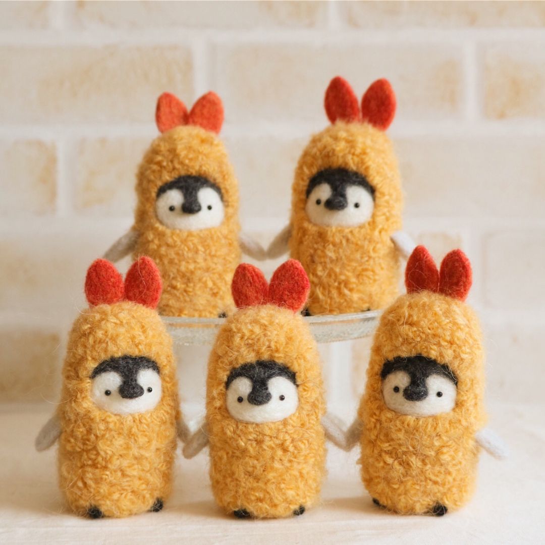 ぷっくりエビフライを被ったペンギンさんたち。 羊毛フェルトで
