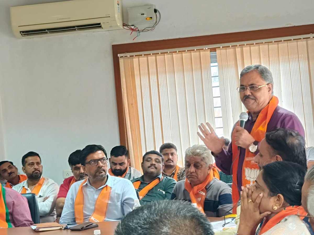 HarshadGiriBJP's tweet photo. તિરંગા યાત્રા તેમજ હર ઘર તિરંગા..

ભારતીય જનતા પાટીઁ અમદાવાદ જિલ્લા ભાજપ દ્રારા આગામી ‘તિરંગા યાત્રા તેમજ હર ઘર તિરંગા’ કાયઁક્રમ ના અનુસંધાને @સાણંદ  APMC હોલ ખાતે વિસ્તૃત બેઠક યોજાઈ... https://t.co/1NUFrdxr4B