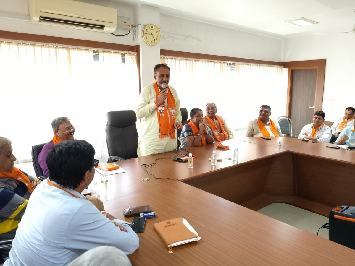 HarshadGiriBJP's tweet photo. તિરંગા યાત્રા તેમજ હર ઘર તિરંગા..

ભારતીય જનતા પાટીઁ અમદાવાદ જિલ્લા ભાજપ દ્રારા આગામી ‘તિરંગા યાત્રા તેમજ હર ઘર તિરંગા’ કાયઁક્રમ ના અનુસંધાને @સાણંદ  APMC હોલ ખાતે વિસ્તૃત બેઠક યોજાઈ... https://t.co/1NUFrdxr4B