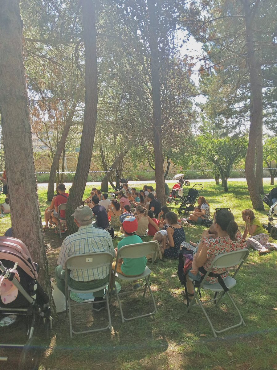 unpuntocurioso's tweet photo. Hoy nos hemos convertido en CARTERAS DEL PARQUE y así hemos recordado lo importante que es escribirse mensajes, intercambiar palabras bonitas, acordarse de alguien que tienes cerca o lejos. Nos han sorprendido porque nos han escrito también muchas cartas a nosotras! #airelibro https://t.co/3LfL6Cag0j