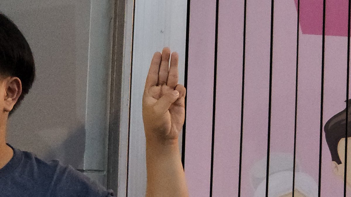 MayWongST's tweet photo. #Thailand court dissolving @MFPThailand & banning @Pita_MFP show #Thai politics has regressed says student leader Apisit Chavanon from #Chulalongkorn University. Adds it's "unfair" & "not what the people want". He organized a gathering at #Bangkok #MBK #Pathumwan skywalk #ก้าวไกล https://t.co/8T46stjUF7