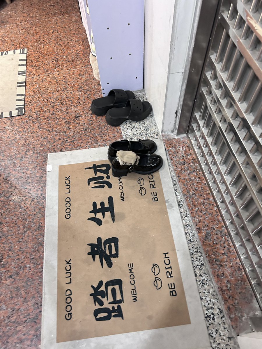 slim101692's tweet photo. 刺激了，跟着个小姐姐回家，跟上去电梯，假装隔壁几间房的住户，一进门马上过去顺走鞋子，还把肉丝留在了外面，真太难遇了，风险虽然高，也必须要顺走，百年一遇！刚脱下来还热乎呢，有要的兄弟可以来！没玩！168带走 ！有要的兄弟私，趁热乎！#小皮鞋 #玛丽珍 #扫楼 #扫楼打胶 https://t.co/toslBiHgaI