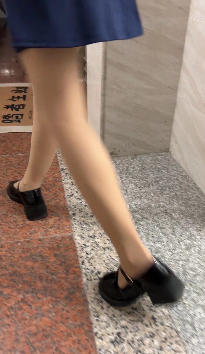 slim101692's tweet photo. 刺激了，跟着个小姐姐回家，跟上去电梯，假装隔壁几间房的住户，一进门马上过去顺走鞋子，还把肉丝留在了外面，真太难遇了，风险虽然高，也必须要顺走，百年一遇！刚脱下来还热乎呢，有要的兄弟可以来！没玩！168带走 ！有要的兄弟私，趁热乎！#小皮鞋 #玛丽珍 #扫楼 #扫楼打胶 https://t.co/toslBiHgaI