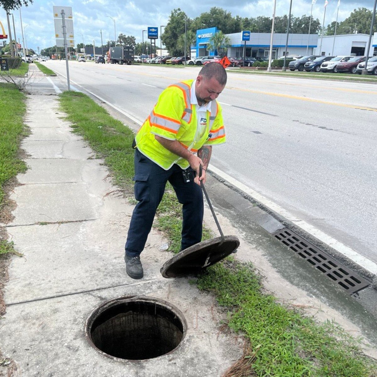 MyFDOT_SWFL's tweet photo. @MyFDOT_SWFL Crews are dedicated to supporting our communities by promptly addressing road conditions after severe weather. They work on clearing drains and maintaining roads impacted by standing water or high winds to guarantee safety and accessibility for everyone. #SWFL #MyDOT https://t.co/AxtLnoV8bb