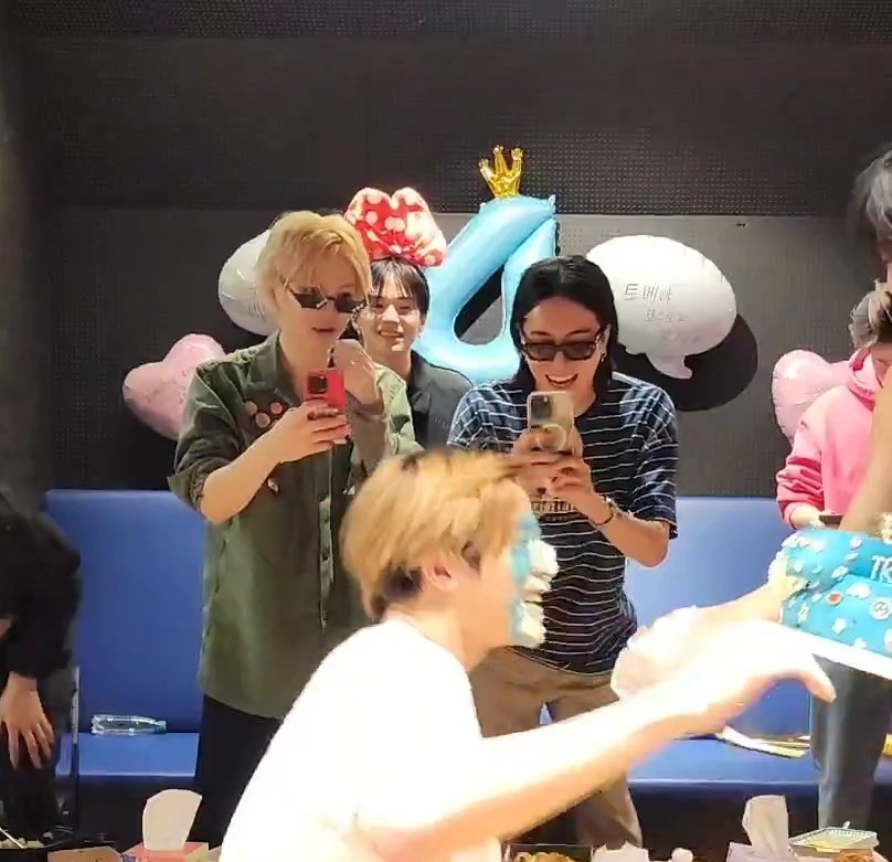 มักเน่โดนเค้ก.                               เหล่าฮยอง