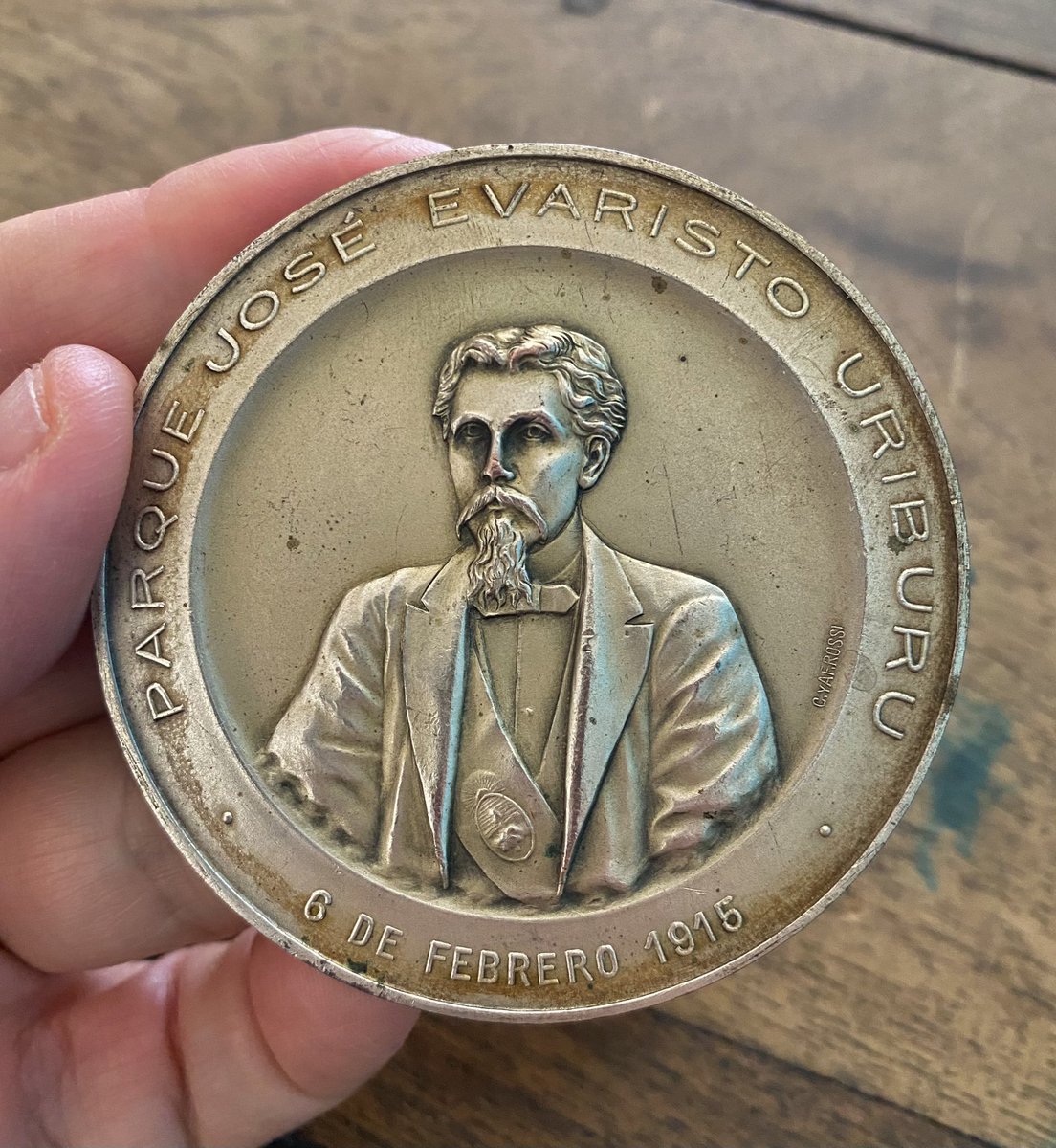 paisajeante's tweet photo. Esto les va a gustar a la gente de @parqueuriburu , la medalla conmemorativa de la inauguración del Parque José Evaristo Uriburu en 1915.
La firma de los grabadores es de Constante y Alberto Francisco Rossi, de la Fábrica Nacional de Medallas. https://t.co/njxBz2DSJp