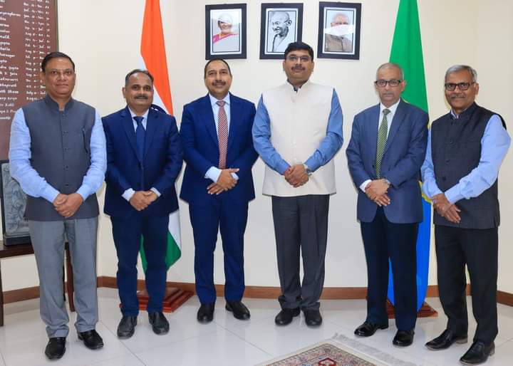 IndiainTanzania's tweet photo. Today, High Commissioner Mr. Bishwadip Dey received the heads of 3 Indian banks in Tanzania- Bank of India, Bank of Baroda, and Canara Bank;  financial institutions are playing a crucial role in fostering economic cooperation between the two nations. #IndiaTanzania https://t.co/54A6BYbIND