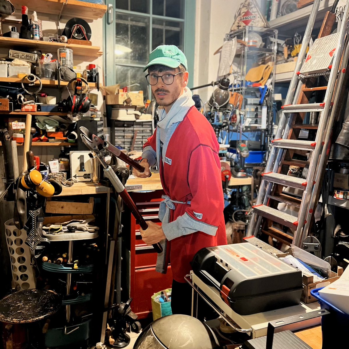 Back from the workshop.
🎛️🛠️📀✂️🪩
Made a bunch of new cuts.  Looking into different ways to share contents from my modular music life! Fine-tuning my systems…