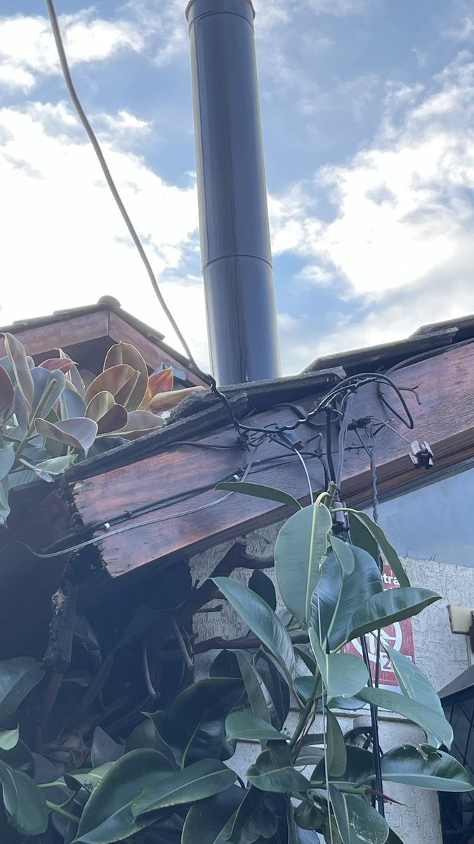 Edu_Hidalgo's tweet photo. Esta es la calidad de los trabajos que hace @EnelChile @Enel_Informa_CL Vinieron a “arreglar” los cables cortados y 4 hrs después cuando llegó la luz, hacen cortocircuito, encendiéndose el empalme de mi casa. 7 hrs después y aún no aparecen. @canal13 @MinEnergia @Muni_LasCondes https://t.co/Q5H75lvj2w