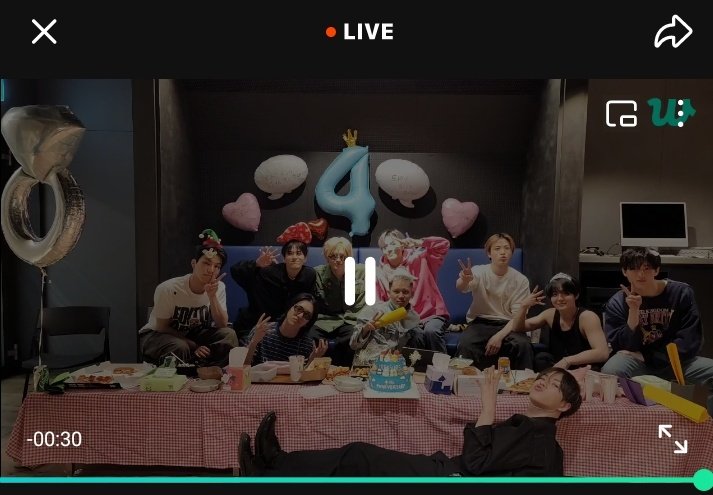 Fbbyell_69's tweet photo. Capekk banget woyy ama kelakuan mereka tiba² live nya berhenti staff juga udh capek bgtt, udh capek capek di sensor tapi malah berulah begini kan jadinya di end live 😭 .. Untung dapet screenshot nya 😭😭 
Happy anniversary cinta ku yang ke 4 ❤❤❤ 

#TREASURE https://t.co/LXfGodT5kS