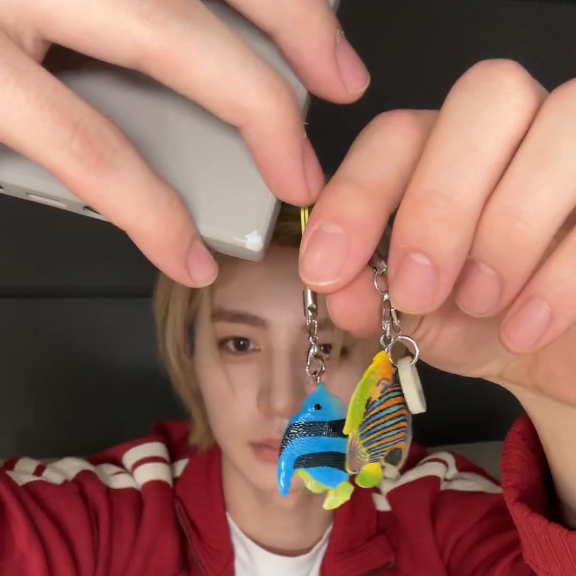 새 키링이고 뭐고 
나한테는 큐티클 정돈된 손톱만 보임