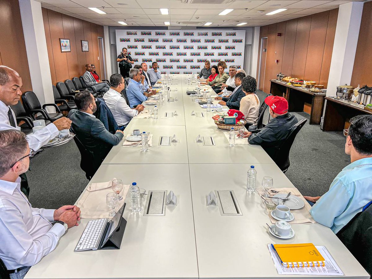 serinbagov's tweet photo. Dialogar com os movimentos sociais é essencial para o fortalecimento da democracia. Por isso, os trabalhos desta de hj foram iniciados com um café da manhã entre o gov. @jeronimoba13 e representantes do MST. Seguimos unidos pelo desenvolvimento social. 👊🏼 #Serin #MovimentoSocial https://t.co/MgwytudETD
