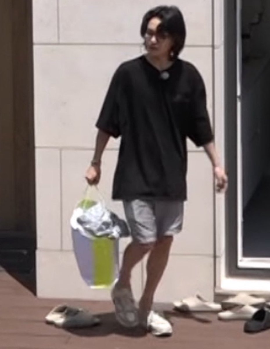 어쩌다 이런 씨피를 했지 ㅅㅂ
1박2일에 캐리어 챙겨오는 왼이랑 쇼핑백에 대충 처넣어가는 른
이 맛을 어케 안해요