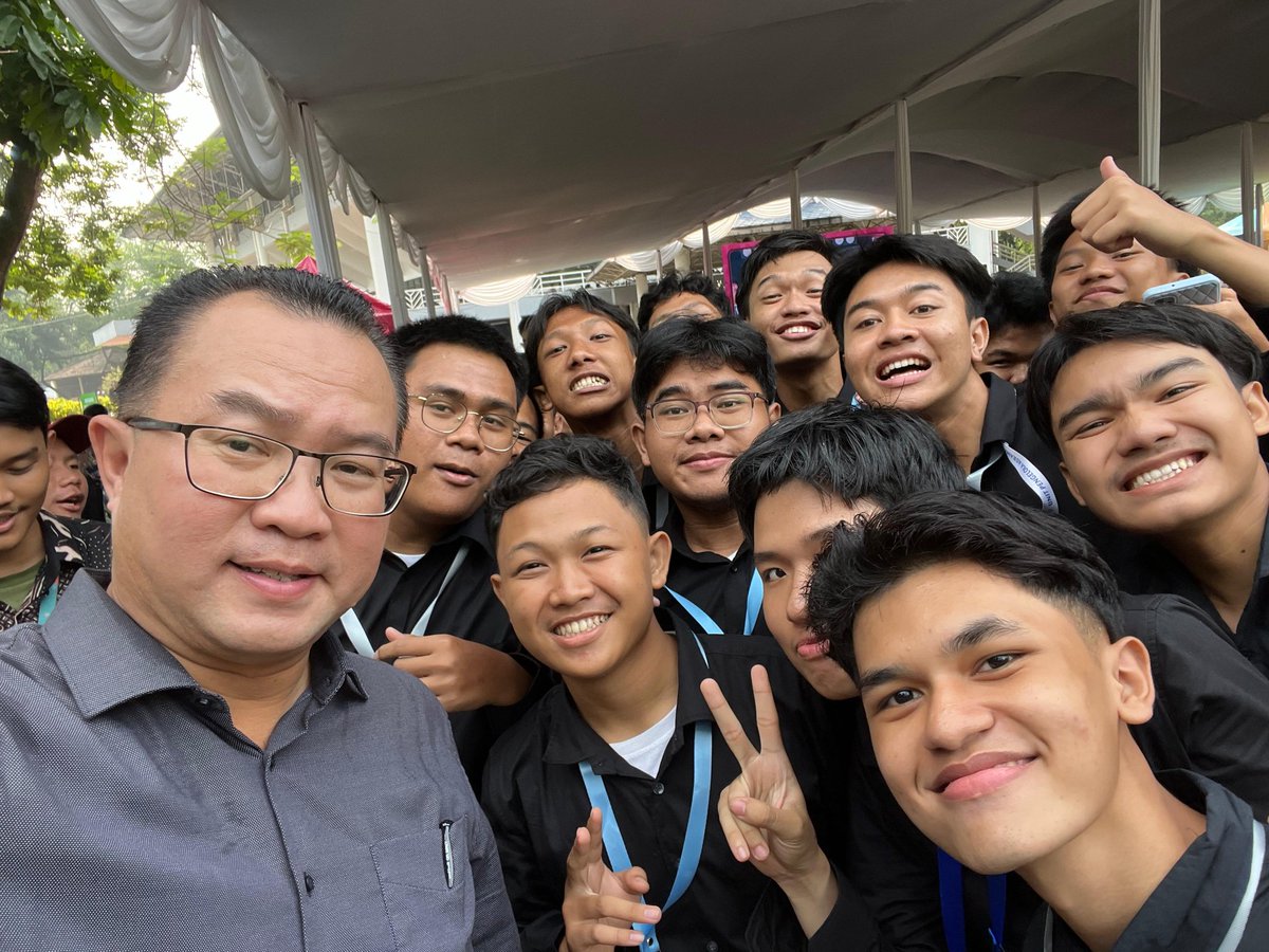 woopyfloopy's tweet photo. hari ini aku poto sama pak arief penyanyi solois favorit anak ipb dan sekitarnya #IPBinDiversity https://t.co/JyWGN31PLQ