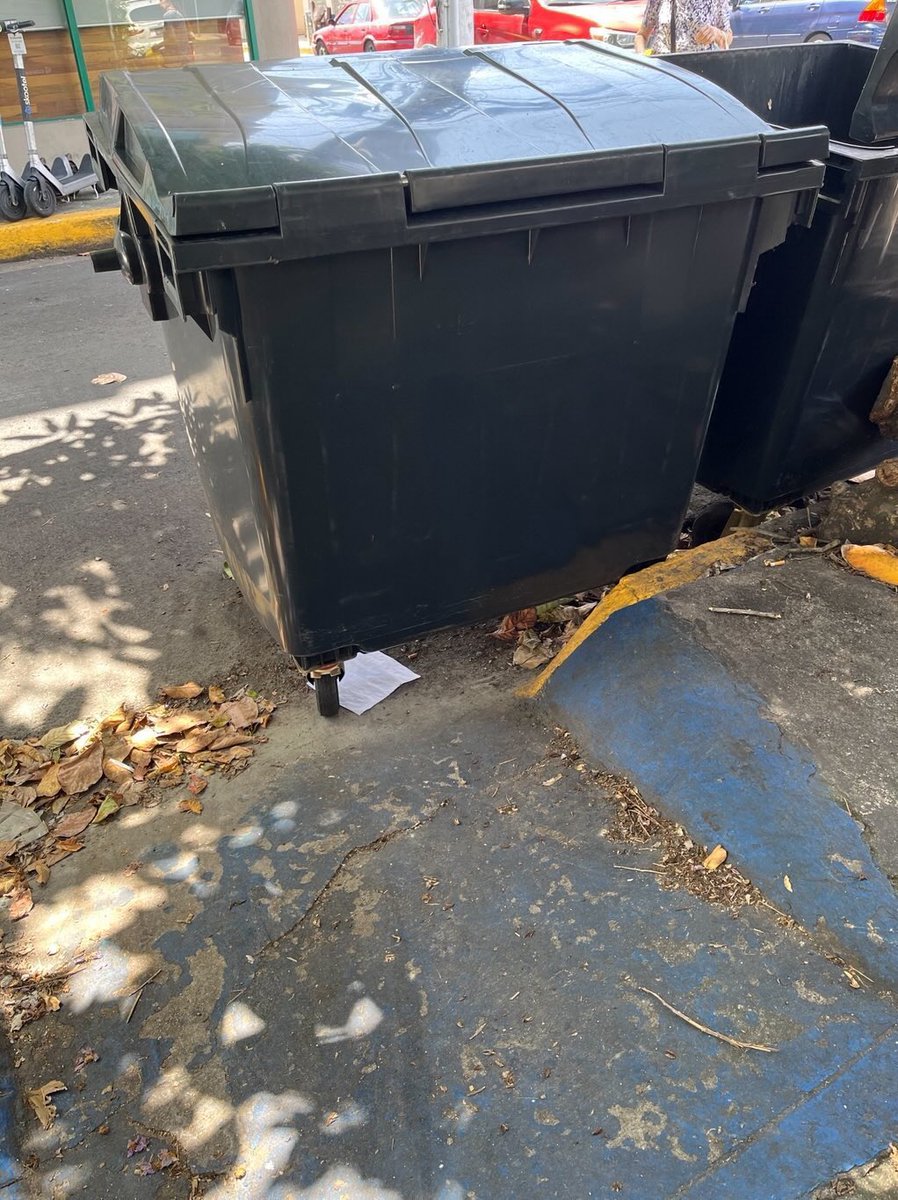 ElUrbanistaPR's tweet image. 🧑‍🦽‍➡️rampa bloqueada por 🗑️en la esquina 🚸c Las Palmas y Loiza #Machuchal #Condado. Claramente una persona con movilidad limitada no puede usar esta rampa, pero además, al no estar pintado el cruce un conductor no puede ver a una persona que intente cruzar. ¿Dónde está el