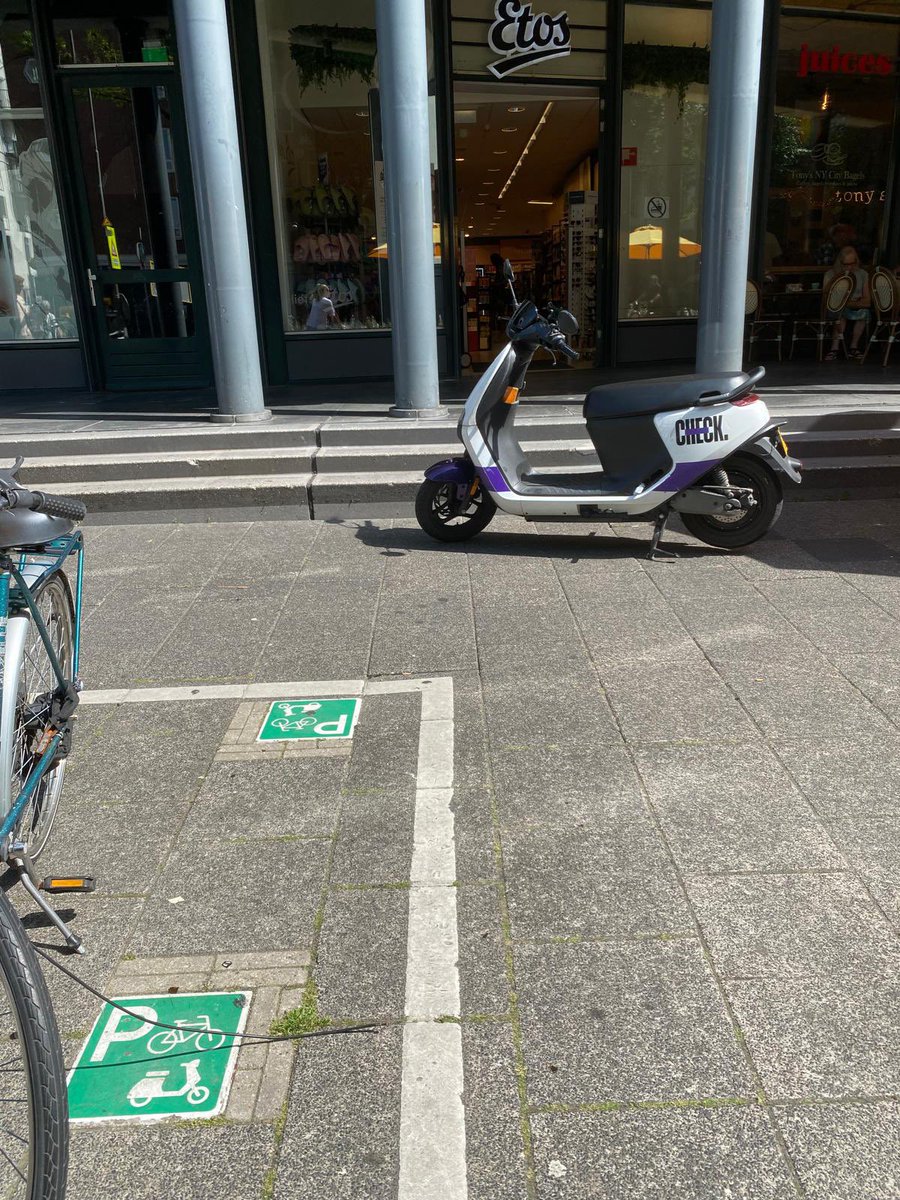 flessemanblog's tweet photo. #overlast #felyxchallenge Gewoon onderaan de trap!! #jekuntertochlangs! Als moeilijk ter been senior nemen we graag de snelste weg naar huis ….. #bedankt #gosharing #check #nsonline https://t.co/HynEqh9Xfo
