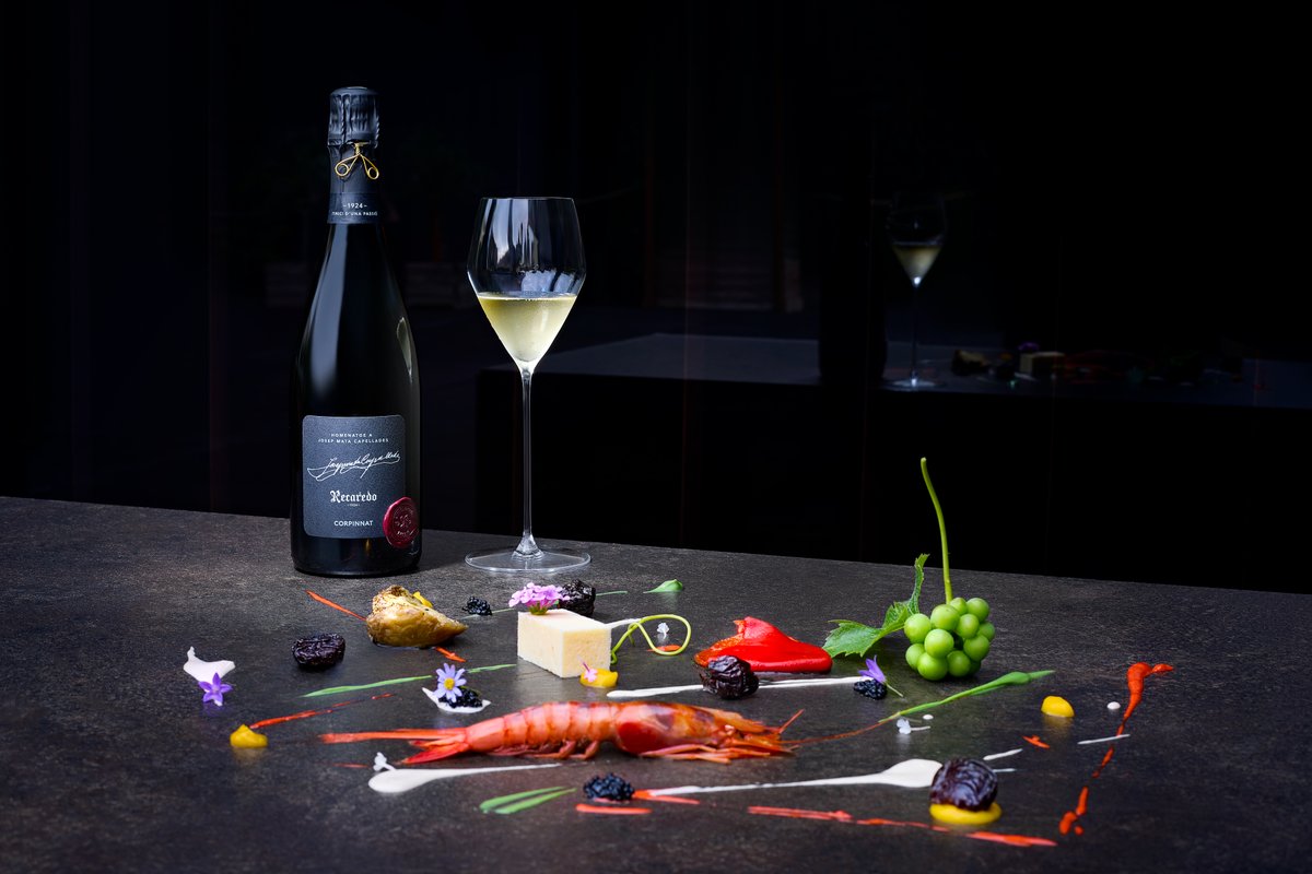 ‘Homenatge a Josep Mata Capellades 2004’ uneix la passió per l'artesania del terrer i la complexitat d'un gran vi escumós en tan sols 2.850 ampolles.

Un Corpinnat nascut per a recordar la figura del fundador de Recaredo en la celebració dels 100 anys de l'inici d'una passió.