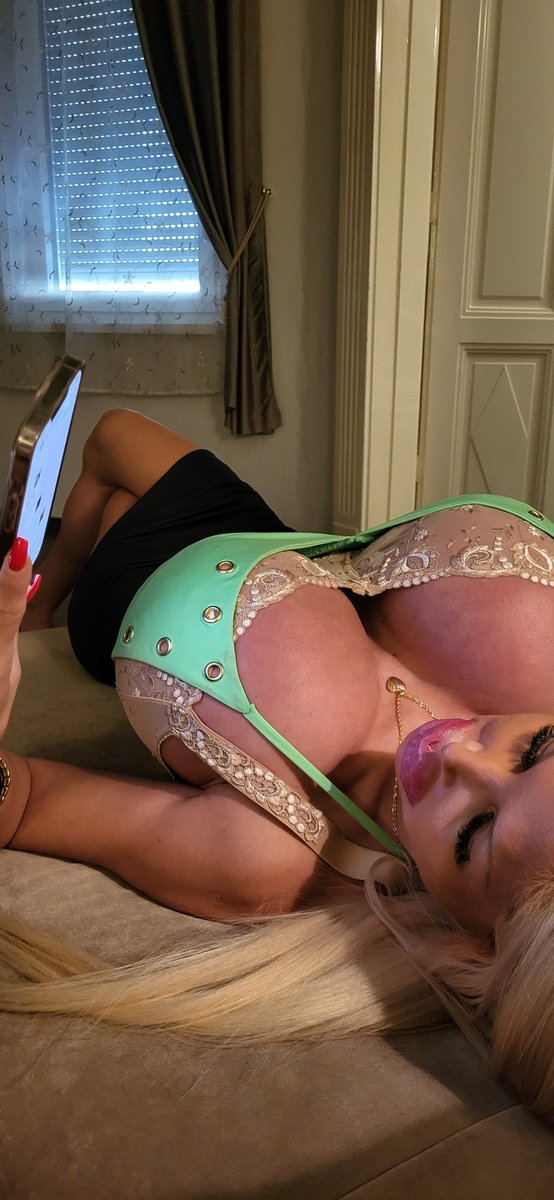 Let me tell you my fun bags are getting heavy. 😅 Wanna see more come join my onlyfans.
#titsonastick #skinnybitch #bimbofication #bigtits #3000cc #stillgrowing #ofgirls