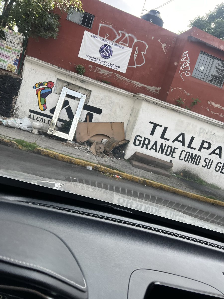 Viri_Cast's tweet photo. @TlalpanAl  la calle de campo xochitl se ha convertido en un basurero, que tenemos que hacer para que vengan por toda esa basura?? https://t.co/sRN08ca432