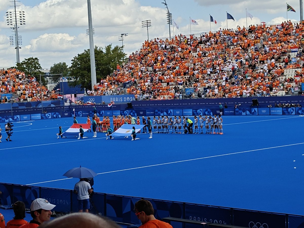 Halve finale tegen Argentina. Comfortabele voorsprong maar de passie op de tribunes van de Argentijnen is zo intens. Gaaf om te zien.