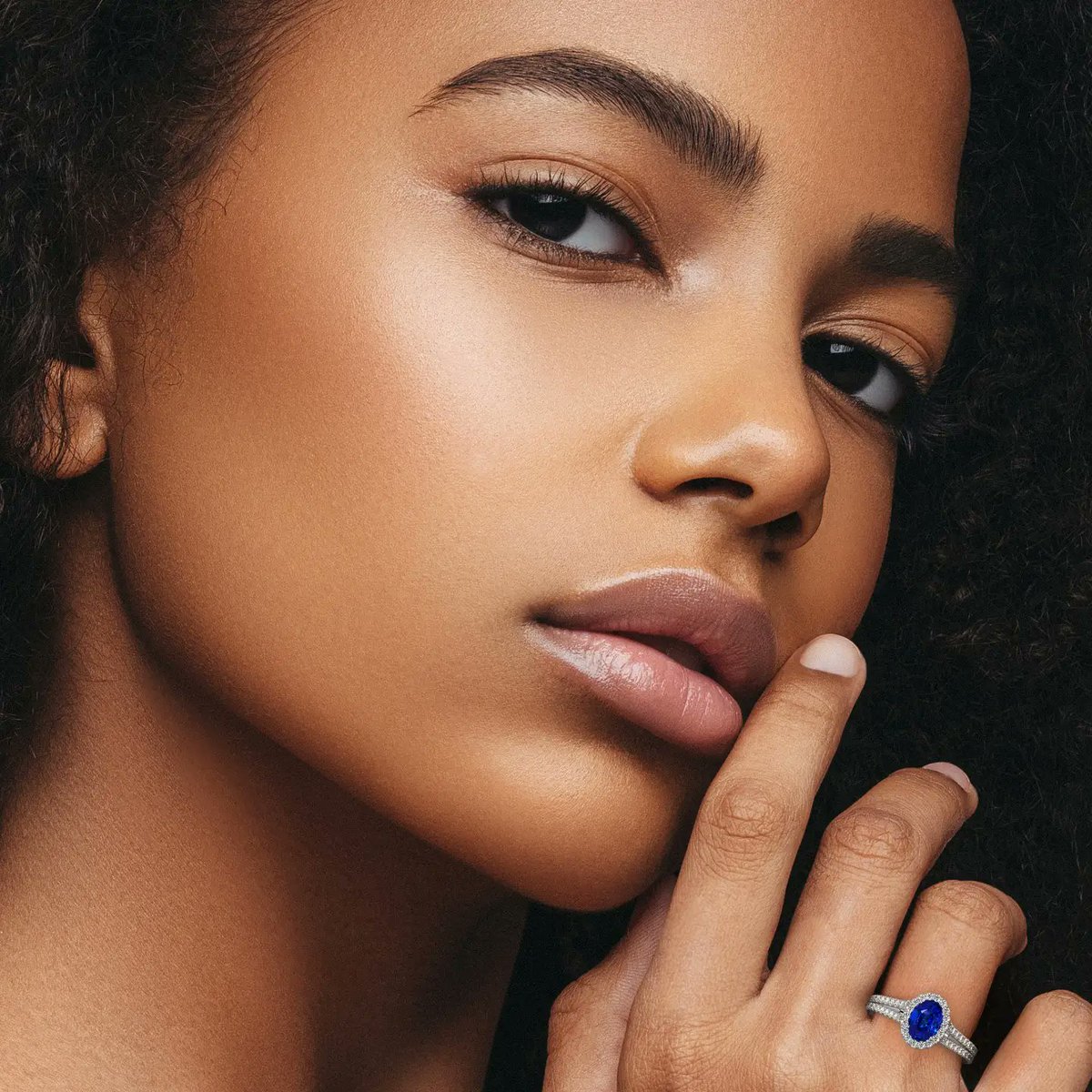 gemsny's tweet image. #FactTimeDid you know that some sapphires exhibit a phenomenon knows as the “star effect?” 💫💙This phenomenon is caused when inclusions within the sapphire create a star pattern of light on the top of the gemstone. Star sapphires are highly sought after and prized by