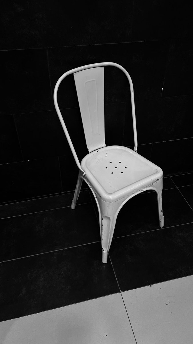 _1End's tweet image. ثمة رابط خفي بيني وبين الكراسي الفارغة. ربما لأن الكرسي وحده إيحاء بقدوم شخص ما، وهذا الاحتمال لا ينتهي. فالكرسي يمكن أن يتحول من مجرد زينة إلى أمل يتلبسه الوهم، بقدرته على إخفاء وحشة المكان، فوجوده تأكيد أن هناك زوّار وضيوف ومارّة.