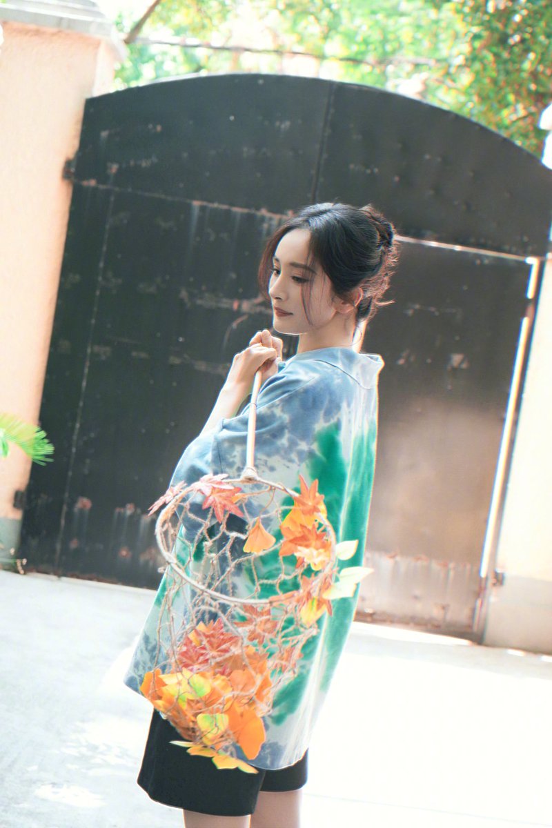 lie98988's tweet photo. Yang Mi and her studio shares new pics to welcome Autumn 🍁🍁

#YangMi #杨幂

1/3 https://t.co/s8nvCRCXwW
