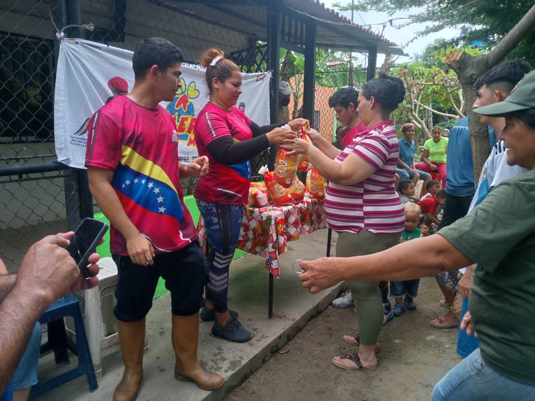 Pueblo_Merida's tweet photo. #Merida|| La Misión Alimentación a través de @MercalOficial llevo a cabo la distribución de rubros proteicos brindando atención a las familias de la Base de Misiónes "Robert Serra" Ubicada en la parroquia Pulido Méndez del Municipio Alberto Adriani. 
#JusticiaSoberana https://t.co/Fft9BIxmt1