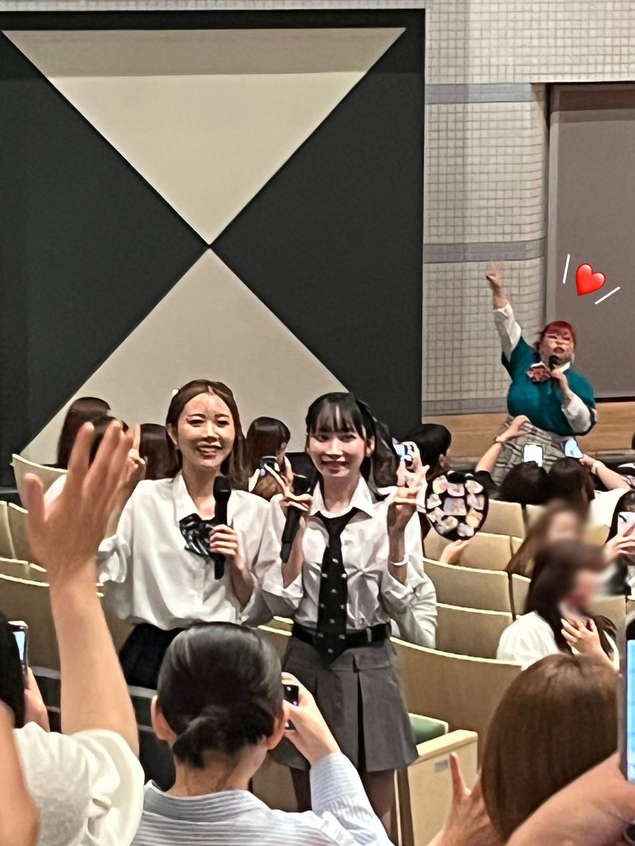 okamo_75's tweet photo. 人生で初めて有名人に会いました💖
登場から最高すぎて号泣😂
みんな可愛すぎるしファンサ最高だし
1つ1つのコーナーも面白いし超楽しかった🌟
最高の夏の思い出になりました❣️
うらんちゃんから結婚は断られたけど諦めずにｱﾌﾟﾛｰﾁします🫶🏻
#エリンギ3姉妹
@luv02_uran
@volbic_xx 
@mei_asami_12 https://t.co/9QkpIcJKDv