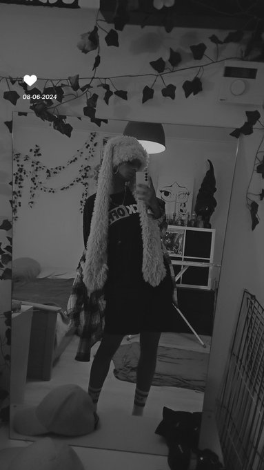 I am way too cool to ever pay attention to you for free   alt ebony goddess findom findomnl paypig tikkieslaaf