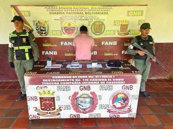 En el marco de la Operación “Relámpago del Catatumbo” efectivos de la #FANB efectuaron la aprehensión de un ciudadano identificado como Derkeiber López Gamboa, C.I.V-30.419.885, quien se trasladaba en un vehículo de transporte público, a quien se le incautó un envoltorio de