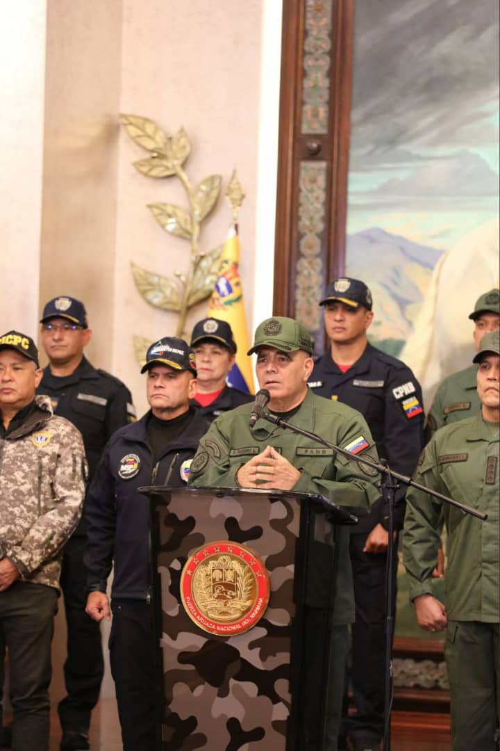 #6Ago || El MPPD. GJ. Vladimir Padrino López, acompañado del MPPRIJP. AJ. Remigio Ceballos, el #EMSAFANB y representantes de los #OSC, dirigió Comunicado Oficial en unión Militar-Policial en rechazo a los planteamientos apátridas difundidos por la ultraderecha venezolana.