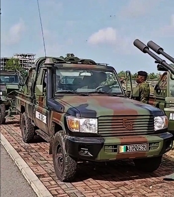 pascalbtr's tweet image. Tiens, de beaux  #Masstech CAM, tractant des ZSU 23-2, en RCI =&amp;gt; x.com/JeanB_Zongo/st… 😉
@technamm